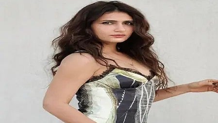 बॉलीवुड एक्ट्रेस फातिमा सना शेख मुस्कुराती नजर आ रही हैं|