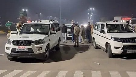 जयपुर हादसे के बाद पुलिसकर्मी और उनकी गाड़ियां मौजूद|