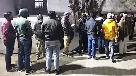 मेरठ में हत्या और अपहरण मामले के बाद बड़ी संख्या में लोग घटनास्थल पर|