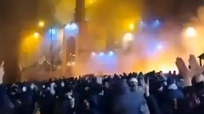 ईरान में सरकार विरोधी प्रदर्शन में बड़ी संख्या में लोग इकट्ठा होते हुए|