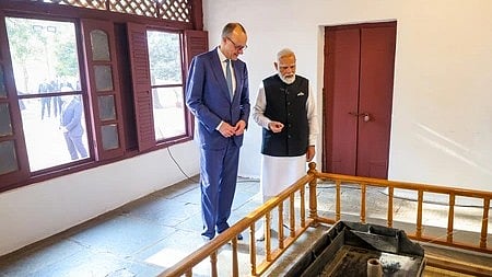 इस तस्वीर में भारतीय प्रधानमन्त्री और जर्मन चांसलर को देखा जा सकता है। 