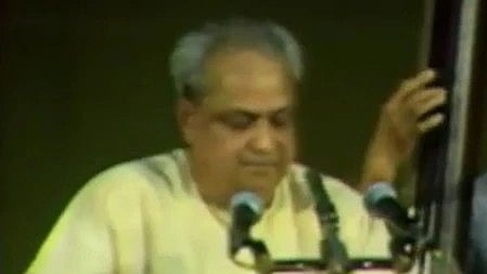 इस तस्वीर में पंडित गन्धर्व कुमार को देखा जा सकता है। 