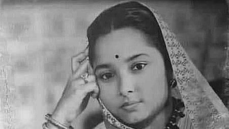 इस तस्वीर में दरभंगा की रानी देखा जा सकता है।