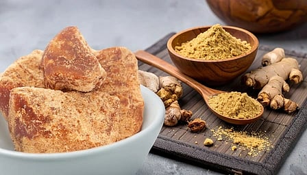 तस्वीर में गुड़ और अदरक 