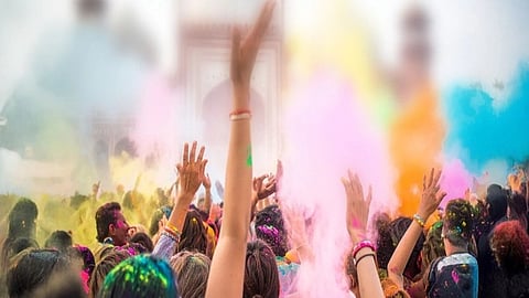 इस इमेज में लोगों को रंगो के साथ खेलता हुआ देखा जा सकता है। 