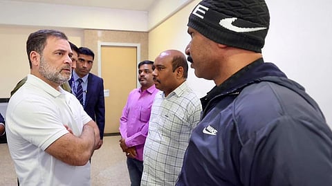  इस इमेज में कांग्रेस के वरिष्ठ नेता और लोकसभा में नेता प्रतिपक्ष राहुल गांधी कुछ लोगों के साथ बात करते हुए नज़र आ रहे हैं। 