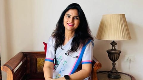 तस्वीर में डॉ. मीरा पाठक