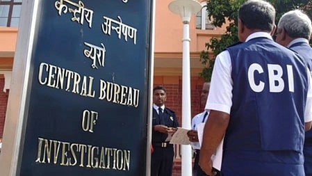 इस तस्वीर में CBI  से जुड़ा दृश्य दिखाई दे रहा है।