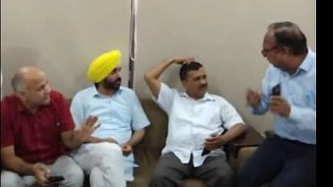 इस इमेज में आप नेता भगवंत मान, मनीष सिसोदिया और अरविन्द केजरीवाल को देखा जा सकता है। 