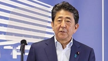 इस तस्वीर में शिंजो अबे को देख सकते हैं। 