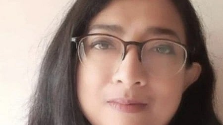 इस तस्वीर में एक महिला को देखा जा सकता है। 