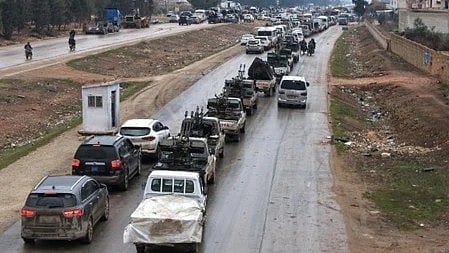 इस तस्वीर में बहुत सारी गाड़ियों को  देख सकते हैं। 