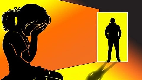 एक रोती/सिर झुकाए महिला की परछाई, पास में एक पुरुष की परछाई—कथित छेड़छाड़/यौन उत्पीड़न का संकेत।