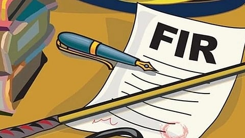 इस इमेज में कागज़ पर एफआईआर लिखा हुआ देखा जा सकता है। 