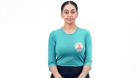 इस इमेज में एक महिला को योगा करते हुए देखा जा सकता है। 