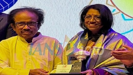 इस तस्वीर में कविता कृष्णमूर्ति को देखा जा सकता है। 