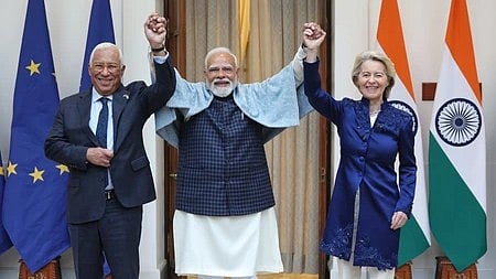 इस तस्वीर में नरेंद्र मोदी को दो अन्य लोगों के साथ देख सकतेहैं। 