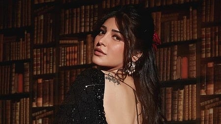 इस तस्वीर में श्रुति हसन को देख सकतेहैं। 