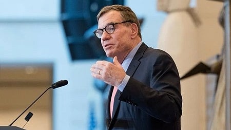 इस तस्वीर में  मार्क वॉर्नर को देखा जा सकता है। 