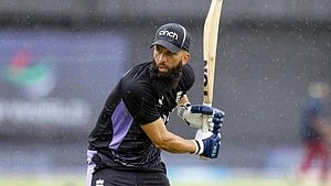 इस तस्वीर में मोईन अली को देख सकते हैं। 