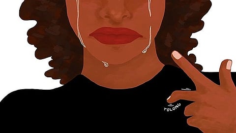 इस इमेज में एक रो रही महिला का चित्र देखा जा सकता है। 