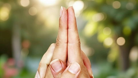 इस इमेज में हाथों को काली मुद्रा में देखा जा सकता है। 