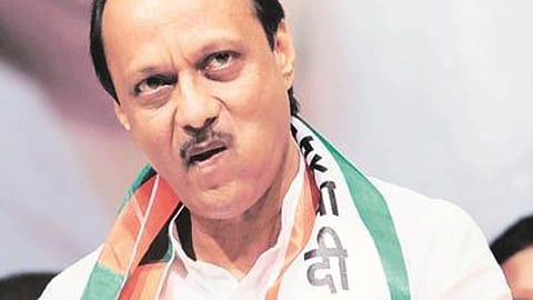 तस्वीर में अजित पवार 
