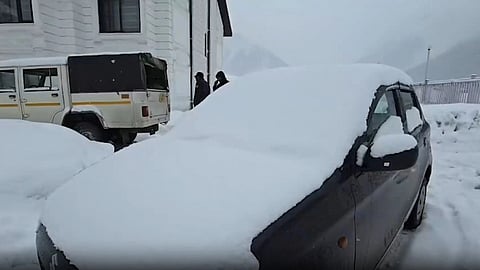 इस इमेज में एक जगह को बर्फ से ढंका हुआ देखा जा सकता है। 