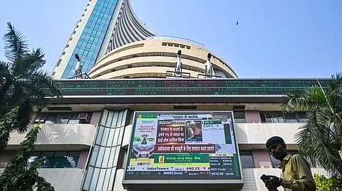 इस इमेज में बॉम्बे स्टॉक एक्सचेंज (BSE) भवन के पास को देखा जा सकता है। 