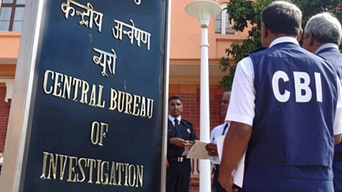 इस इमेज में सीबीआई के बोर्ड और उसके अफ़सर को देखा जा सकता है। 