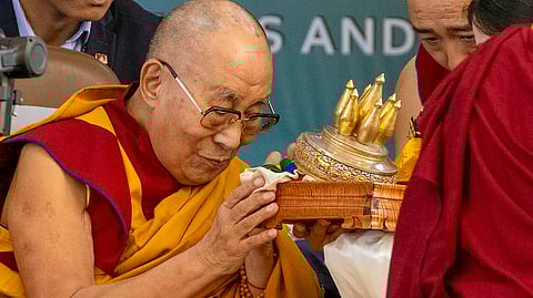 इस इमेज में दलाई लामा को देखा जा सकता है। 