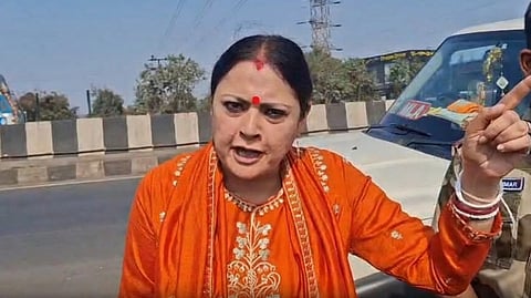 इस इमेज में अग्निमित्रा पॉलको  जा सकता है। 