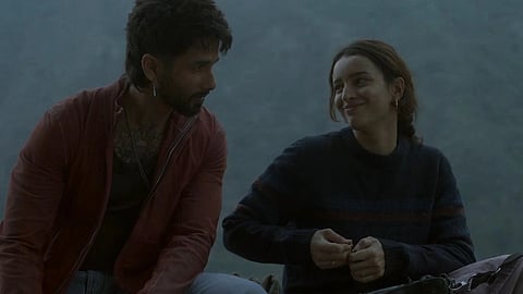 इस इमेज में शाहिद कपूर और तृप्ति डिमरी  सकता है। 