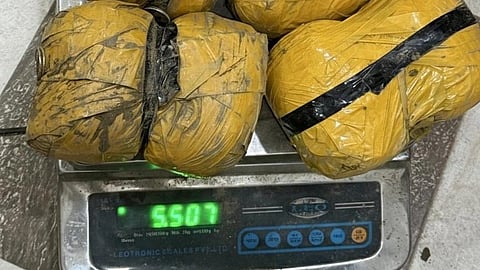 इस इमेज में कुछ पैकेट्स को वज़न मापने वाली मशीन पर देखा जा सकता है। 