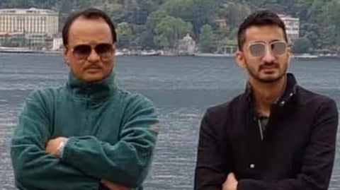 इस इमेज में अजित पवार और जय पवार (अजित पवार के बेटे) को देखा जा सकता है। 