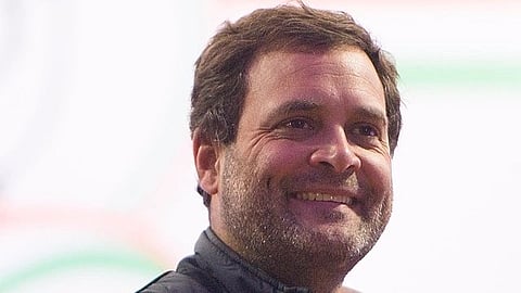 तस्वीर में राहुल गाँधी को देख सकते हैं। 