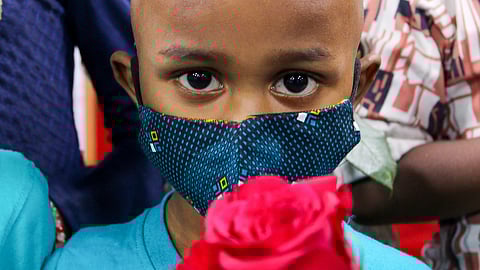 इस इमेज में एक बच्चे को साथ देखा जा सकता है।