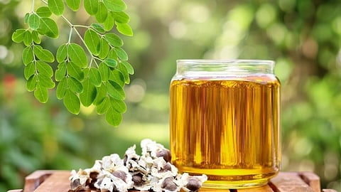 इस इमेज में एक गिलास में कुछ लिक्विड पदार्थ को साथ देखा जा सकता है।