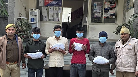 इस इमेज में कुछ लोगों को पुलिस के साथ देखा जा सकता है।