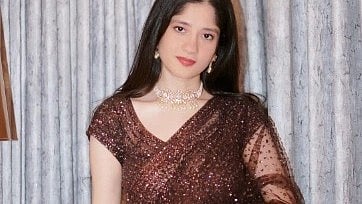 इस इमेज में अनमोल मलिक को साथ देखा जा सकता है।