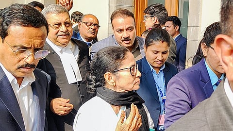 इस इमेज में ममता बनर्जी को कुछ लोगों के साथ देखा जा सकता है।