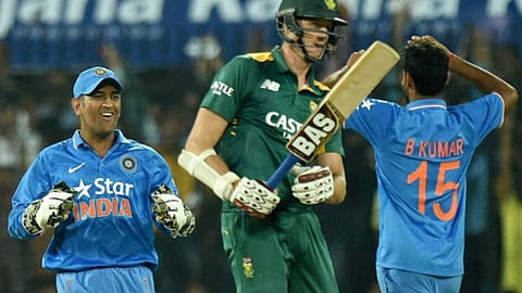 तस्वीर में धोनी और भुवनेश्वर कुमार 