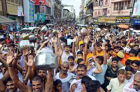 महादेव की पूजा की तैयारी करते भक्त