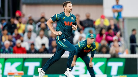 क्रिकेट मैदान में हेजलवुड को भागते हुए देखा जा सकता है। 