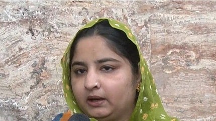 सनोबर शेख बोलते हुए। 