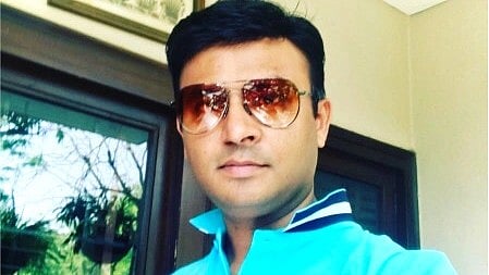 अनुराग सरावगी को खड़ा हुआ देखा जा सकता है,उन्होंने चश्मा भी पहना हुआ है। 