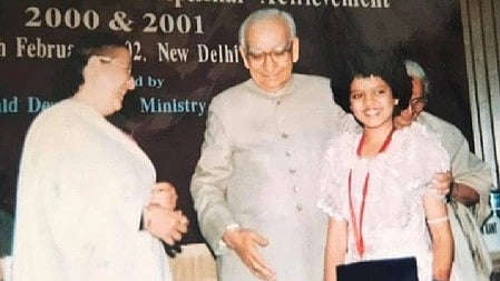 मंच पर फ़िल्मी कलाकार 