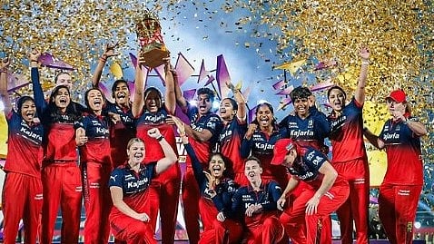 आरसीबी की महिला टीम को जीत का जशन मनाते हुए देखा जा सकता हैं। 