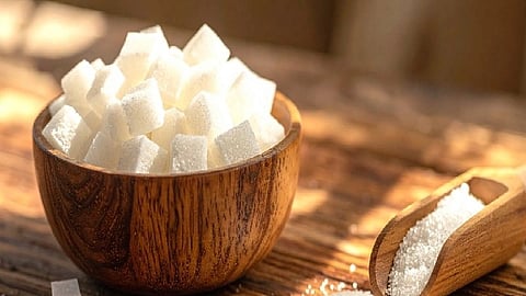 कुछ लकड़ी के बर्तन में टेबल शुगर को देखा जा सकता है। 