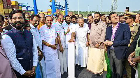 अलग-अलग लोगों को अलग-अलग पोशाक में देखा जा सकता है। 